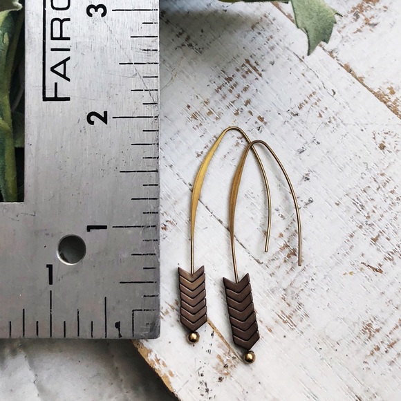 RESTOCKED 🚨 Mocha Delicate Arrow Earrings - Picture 4 of 4